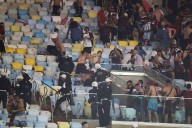 Caos y terror en Maracaná: la Policía carga contra ultras de Lanús que se peleaban entre ellos