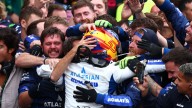 Carlos Sainz es tercero en Bakú y firma el primer podio de un español en esta temporada; Verstappen gana y Piastri abandona en la primera vuelta