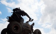 Roban vehículos todoterreno y motoras de negocio en Corozal