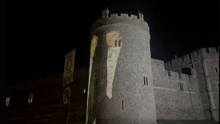 Así dan la bienvenida a Trump en Reino Unido: exhiben su foto con Epstein en el castillo de Windsor (Video)