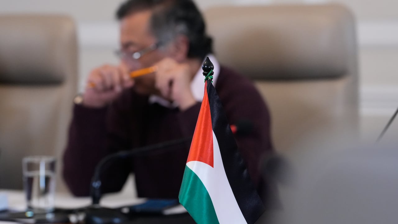 Tras consejo de ministros con banderas de Palestina, le preguntan al aire a Petro por qué no habló de lo que ocurre en Palestina (Huila)