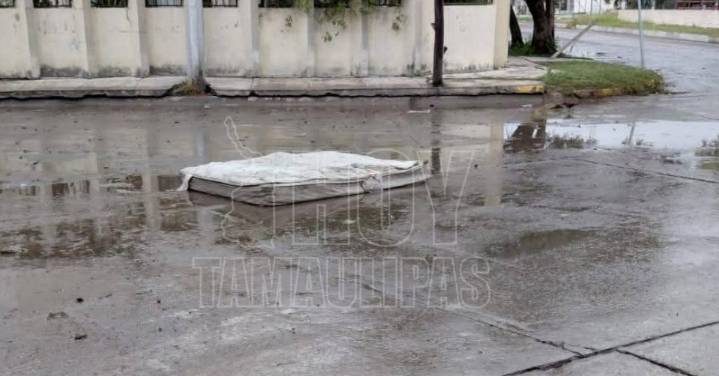 Tiran colchón en avenida generando riesgo de inundaciones en Matamoros