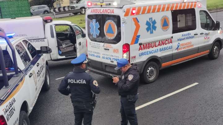 Policías auxiliares caen de motocicleta tras pisar un bolardo en Viaducto, CdMx; uno de ellos murió