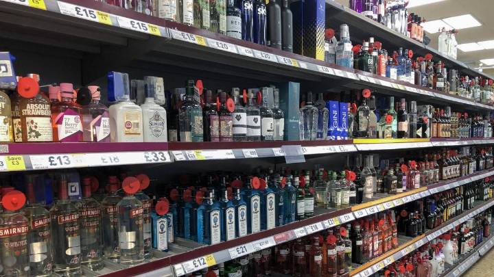 Desde los licores hasta las motos de alto cilindraje: estos son los bienes y servicios que pagarían más IVA y consumo con la nueva tributaria
