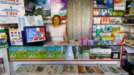 Adiós a toda una vida tras su mostrador: "Llevo 45 años. Me da mucha pena, pero si hubiera sabido lo que es, no sé si lo hubiera cogido"
