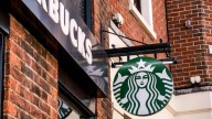 Starbucks anuncia cierres y despidos como parte de un plan para revivir la cadena de cafés