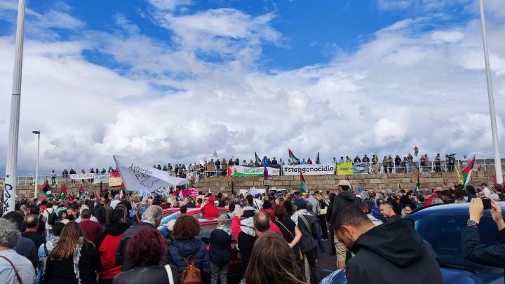 Gijón se inunda de solidaridad con Palestina al grito de "No a las guerras"