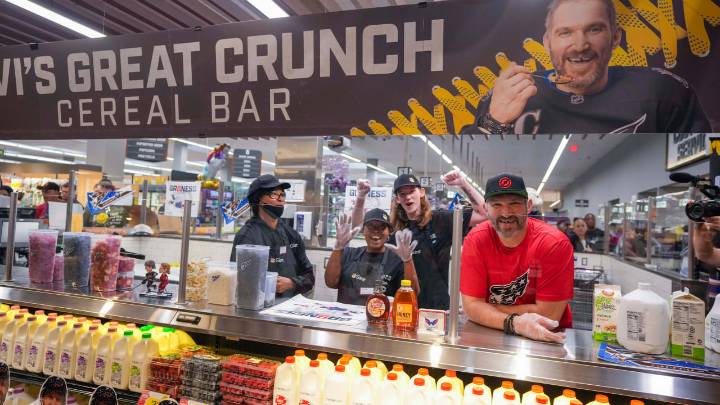 Ovechkin takes shift at grocery store, surprises kids with new cereal