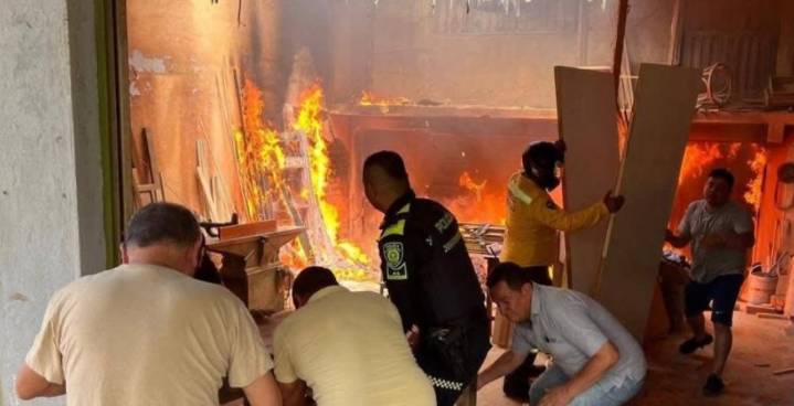 Carpintería consumida por las llamas en el Carmen de Apicalá