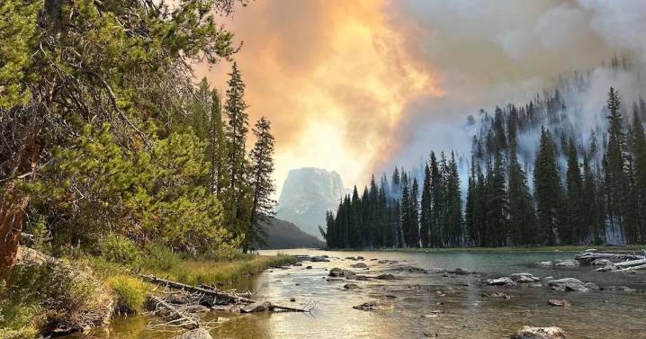 Wilderness crews work western Wyoming’s Dollar Lake Fire as it approaches Squaretop