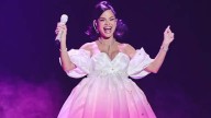 ¡Imperdible! El emocionante momento en que Natti Natasha revela el sexo de su bebé durante su deslumbrante actuación en los Premios Juventud.