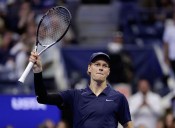 US Open fan attempts to reach into Jannik Sinner’s bag as security steps in
