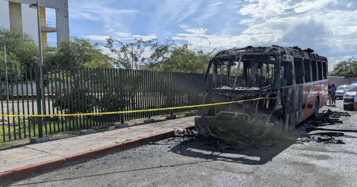 Camión urbano quedó calcinado por un incendio en Hermosillo