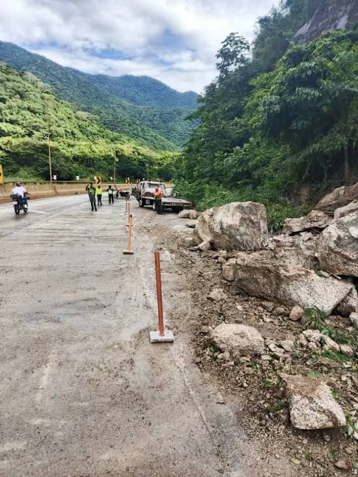 Autoridades atienden tramos afectados por fuertes lluvias de la autopista Valencia