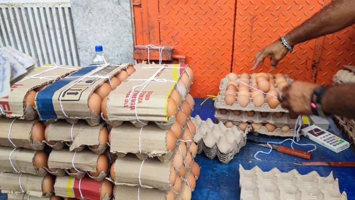 Cartón de huevos supera los 800 bolívares en el mercado viejo