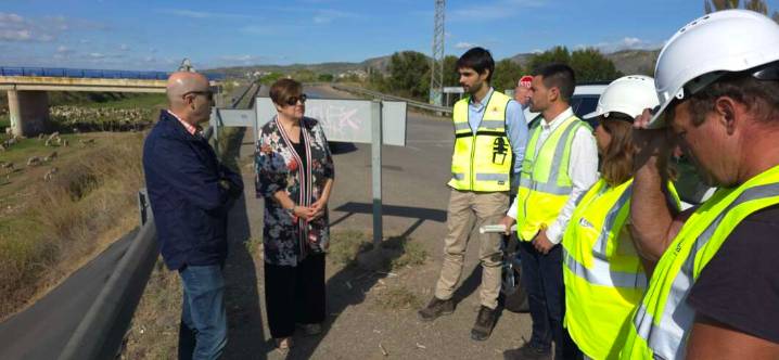 Miguel Polo y Antonia García Valls supervisan las obras de limpieza y restauración del Riu Sec en Castellón