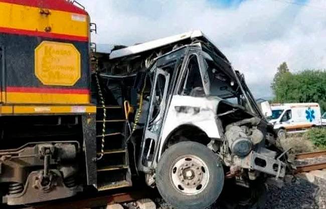 Camión de pasajeros intenta ganarle paso a tren en Guanajuato y no lo logra; hay cinco muertos