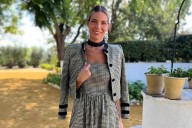 La invitada más elegante que con su vestido midi a cuadros elevó el look gracias a la chaqueta tendencia de este otoño