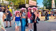 Los outfits festivaleros inundan el Vive Latino: de camisas de Pantera Rosa a sombreros cowboy