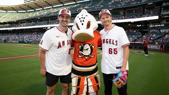 Kreider throws 1st pitch to Trouba during Ducks Night