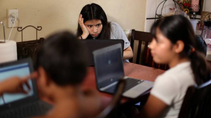 These parents sued LA Unified over remote learning. How a new settlement will benefit students