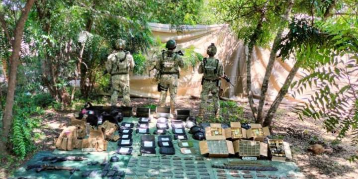 Ejército decomisa gran arsenal de armas largas y municiones tras operativo federal en Tepuche, Sinaloa