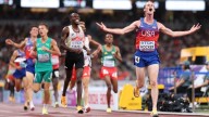 Tras el "robo" en los 1.500 metros, el estadounidense Cole Hocker gana el título de los 5.000 metros del Mundial de Atletismo