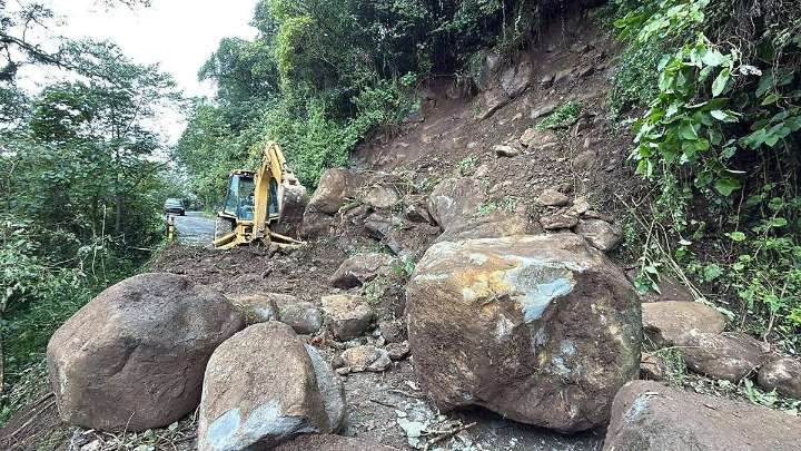 Cubren lodo y piedras el camino principal a Cuacuila tras desprendimiento de ladera