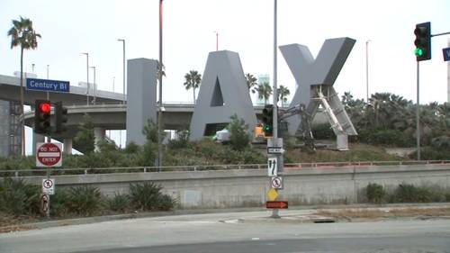 Emblemático letrero del aeropuerto de Los Ángeles será desmontado debido a ampliación de carreteras de LAX