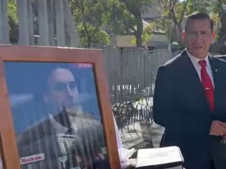 Diputado Vlado Mirosevic responde a polémica protesta del "pastor" Soto en su contra: Usó un ataúd con su foto