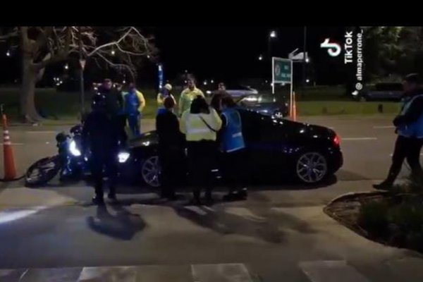 Como un sketch de División Palermo: la moto del policía cayó sobre el auto y el control terminó en papelón