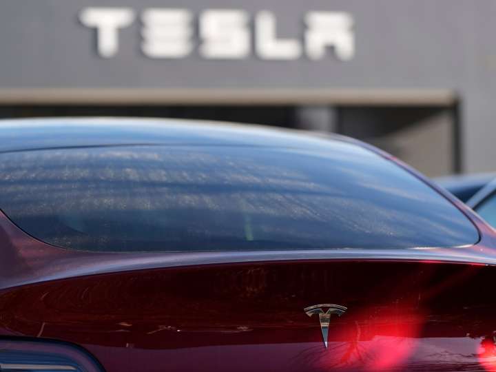 Tesla faces safety investigation due to faulty door handles