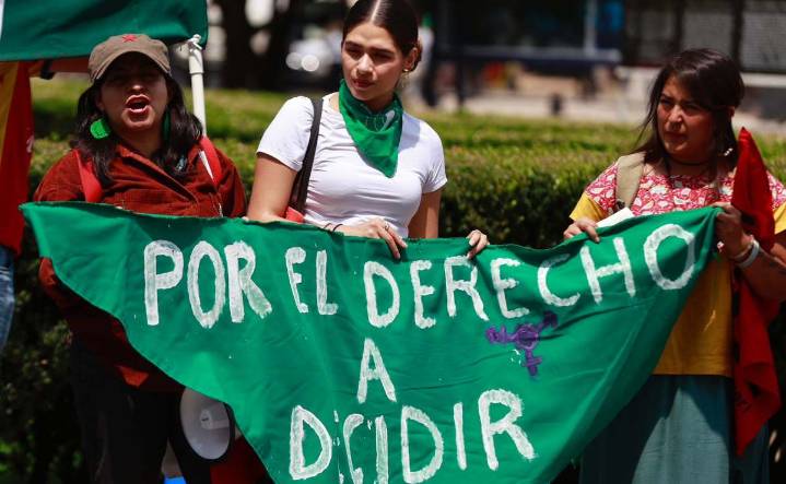 Con música y pañuelos, mujeres marchan en CDMX por aborto legal, seguro y gratuito
