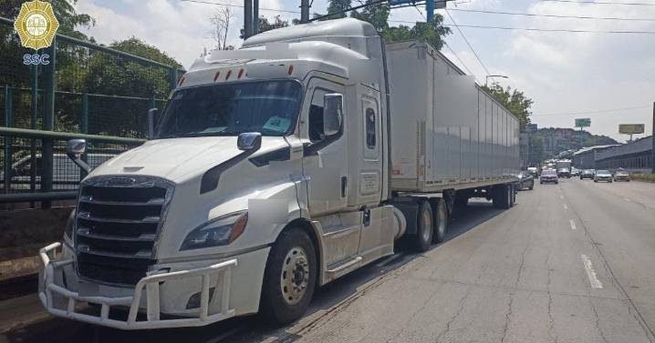 Muere repartidor tras ser arrollado y quedar bajo un auto en Pensador Mexicano
