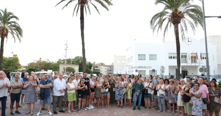 Vecinos de s’Arenal recogen firmas contra la dejadez que padece el núcleo turístico