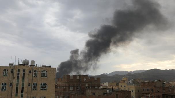Israel bombardea instalaciones de los hutíes en Yemen y causa muertos, según los rebeldes