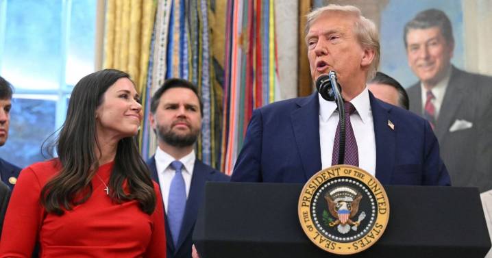 Trump se ríe de rumores sobre su salud en noticias falsas