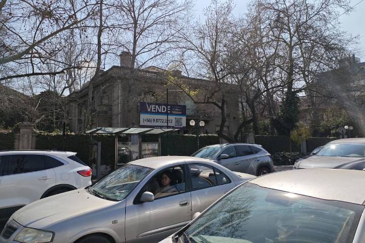 Vecina en pie de guerra por posible demolición de histórica casa de Pedro de Valdivia: “Va a quedar igual que Irarrázaval”