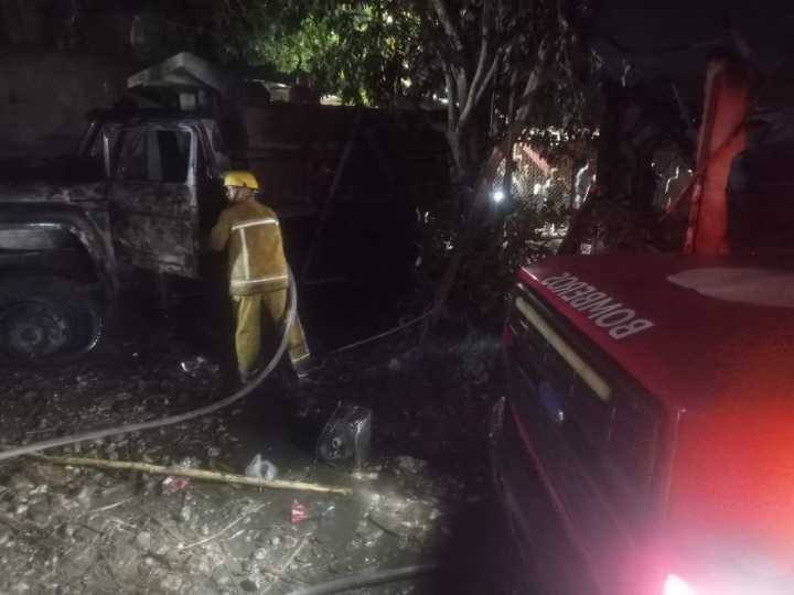 Bomberos de Iribarren controlan incendio de vehículo en la parroquia Juares