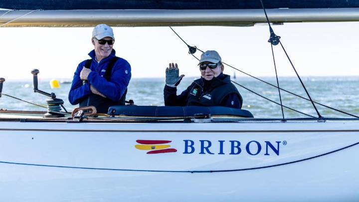 El rey Juan Carlos consigue su cuarto título mundial a bordo del 'Bribón'