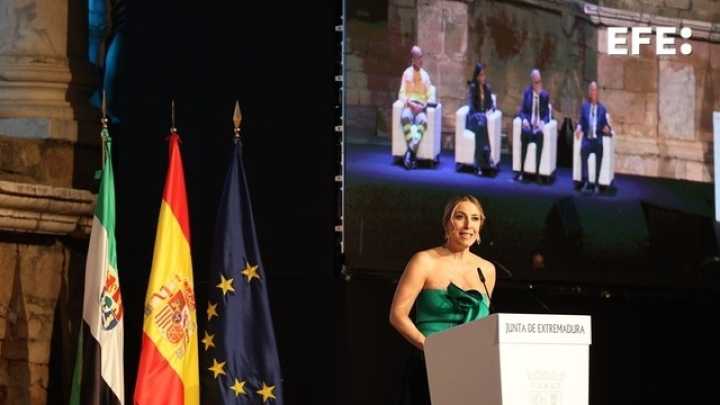 María Guardiola en el acto de entrega de las Medallas de Extremadura: “La verdadera protección la llevan a cabo quienes viven el medio rural”