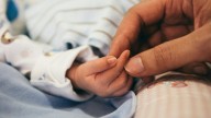 Formalizan por parricidio frustrado a hombre acusado de patear en la cabeza a hijo de un año