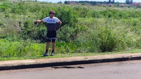 Serpiente de gran tamaño sorprende en la costanera y es rescatada por vecinos en el Acceso Oeste