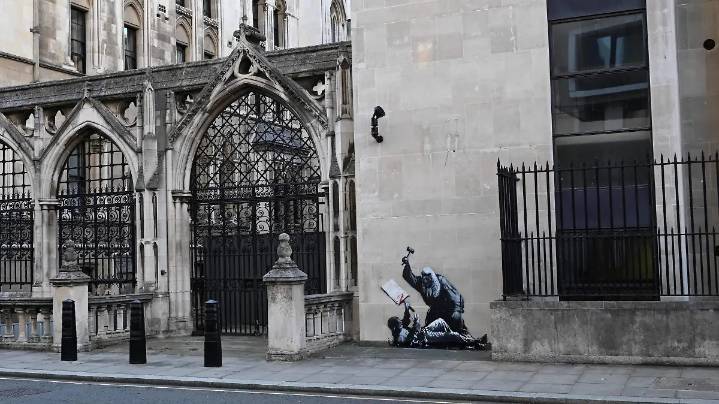 Borran mural que Banksy pintó en pared del Tribunal Superior de Londres