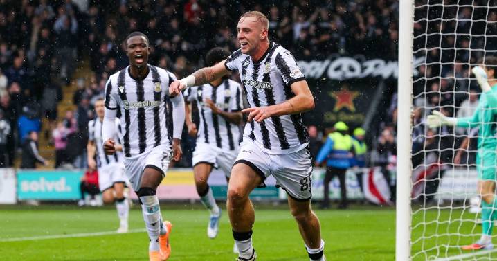 St Mirren march on into third place as Killian Phillips comes up trumps in rainy Dundee encounter