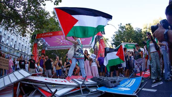 Empujones, cargas policiales y un grito por Gaza: las protestas palestinas ponen fin a la última etapa de La Vuelta