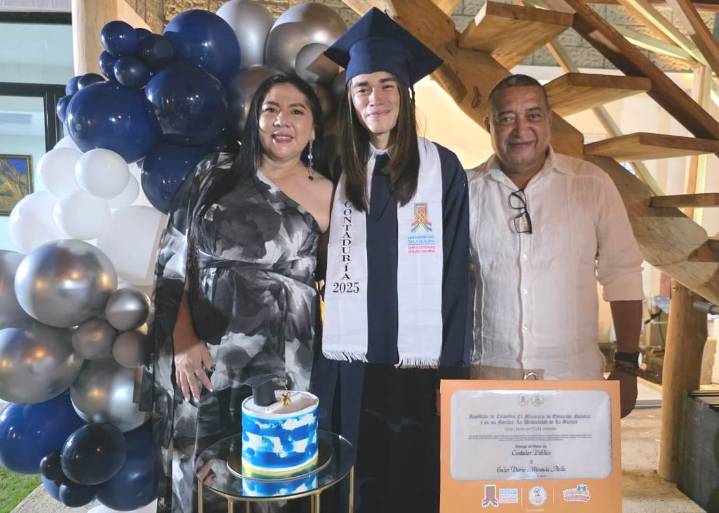 Familia celebró con orgullo el logro académico de un ser querido