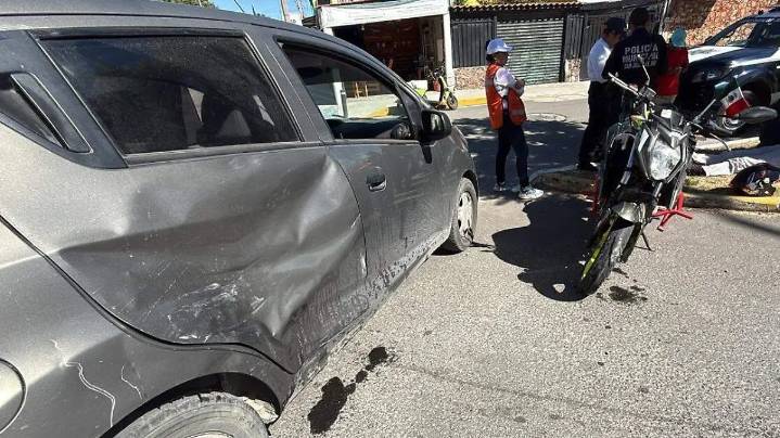 Auto y moto chocaron en Constituyentes en Valle de Oro