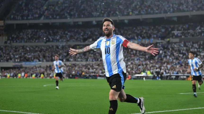 A qué hora juegan Argentina-Venezuela este jueves: formaciones y cómo ver en vivo