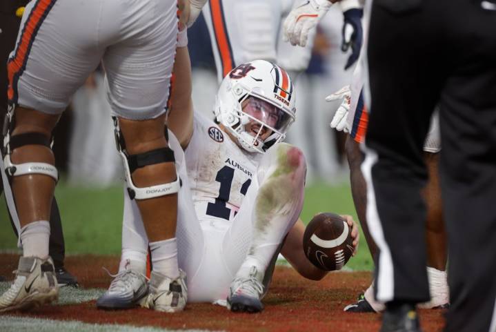 Oklahoma sacks Arnold a record 10 times in 24